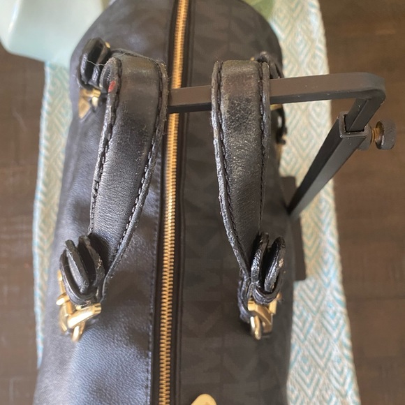Michael Kors Signature Bag (Black) w/Gold Hardware. - Picture 7 of 14